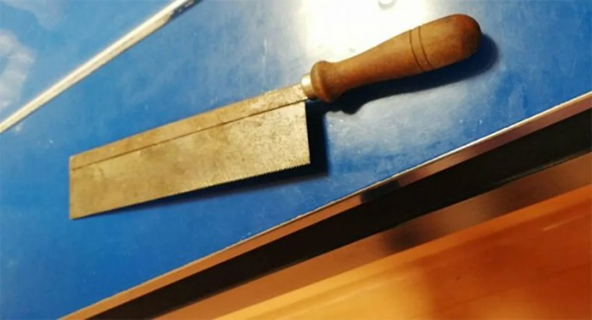 Panico al Pronto Soccorso: donna aggredisce un’infermiera con una sega da falegname