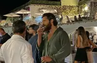 Can Yaman: notte brava in Sardegna. Il video 