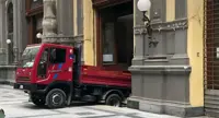 Camion entra nella galleria Principe di Napoli e sfonda una grata