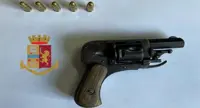 Napoli - Aveva in auto un revolver caricato con 5 cartucce, arrestato 28enne napoletano