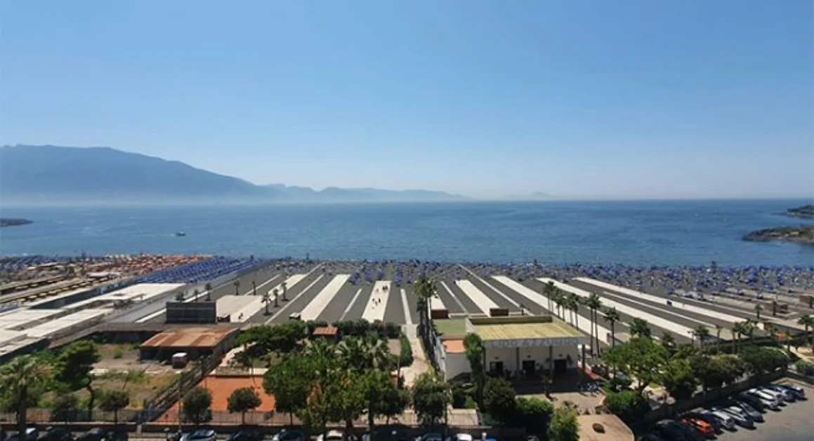 Torre Annunziata - Mare invaso da liquame e sporcizia, intervento della Guardia costiera: bandiera rossa