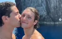 Bacio innocente tra Tommaso Zorzi e Tommaso Stanzani: esplode la polemica sul web