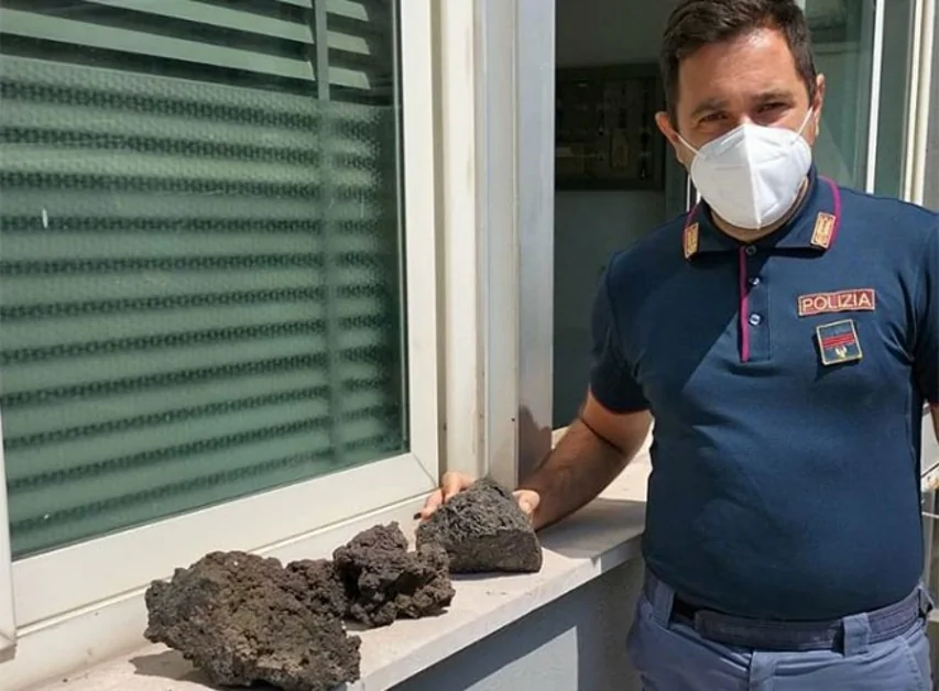 Asporta 4 pietre di schiuma lavica sul Vesuvio, denunciato turista francese