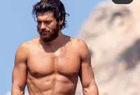 Can Yaman: scomparso dai social. Fan preoccupate 