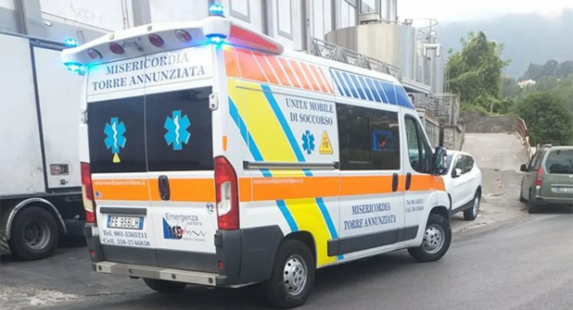 Torre Annunziata - Incidente frontale tra due auto in via Piombiera, ferita gravemente una donna di 79 anni