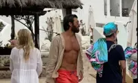 Can Yaman: allontana fan dalla spiaggia. Troppe domande su Diletta Leotta