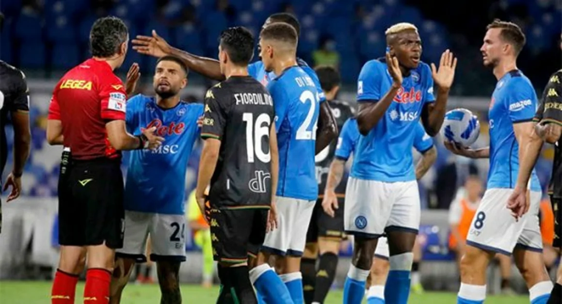 Squalifica per due giornate per Osimhen del Napoli. Salta il big match con la Juve