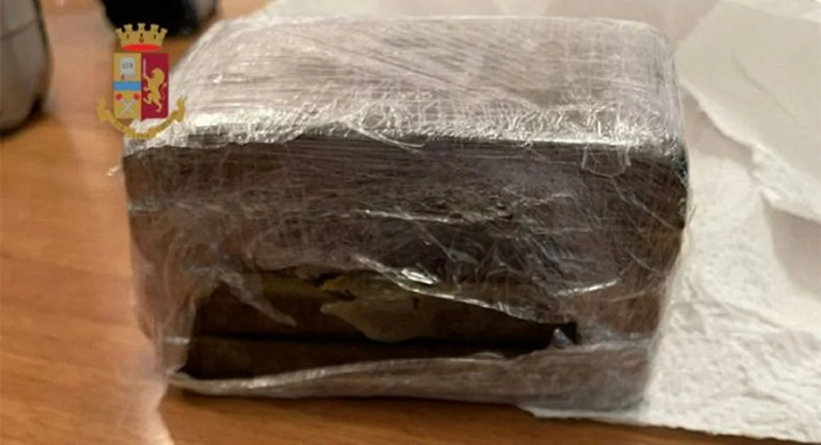 Napoli - Barra, fugge all’alt e viene sorpreso con 390 gr di hashish: arrestato 19enne