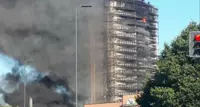 Milano - A fuoco un intero edificio di 15 piani, nessuna vittima