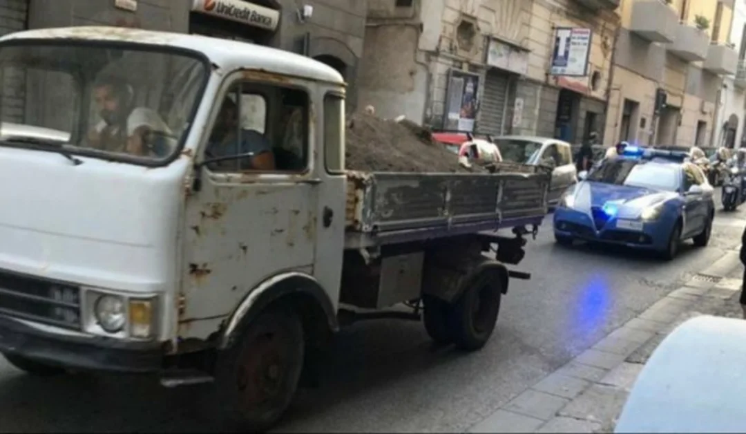 Torre Annunziata - Stava scaricando materiale di risulta, colto in flagranza