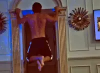 Can Yaman, allenamento in camera d'albergo. Il Video