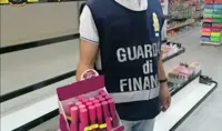 Articoli contraffatti, sequestro di oltre 3 milioni di pezzi in negozi cinesi tra Napoli e provincia