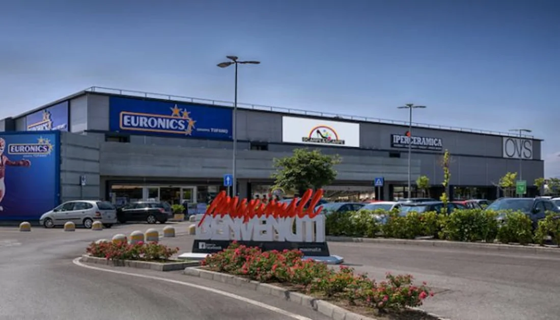 Torre Annunziata – Incidente nella notte: auto sfonda la vetrina del McDonald’s