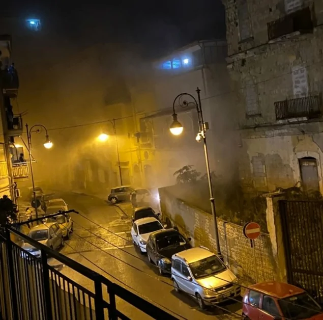 Torre Annunziata - Boato e nuvola di polvere: crolla parte dell'ex Istituto Marconi