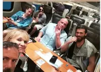 Can Yaman: sul treno senza mascherina. La polemica sui social