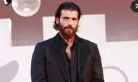 Can Yaman al Premio Venezia: “Lo dedico a tutte le donne”. Il video della premiazione