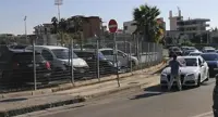 Torre Annunziata - Donna con cartello in mano blocca traffico davanti al Tribunale