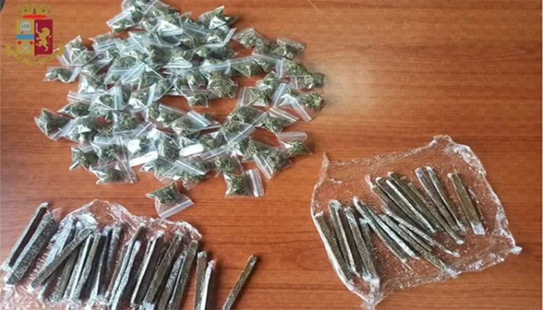 Napoli - Periferie sotto controllo, scoperta droga e capi d’abbigliamento contraffatti