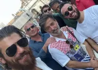 Can Yaman: in piazza del Popolo per lo spot Tudors di Roma. La foto