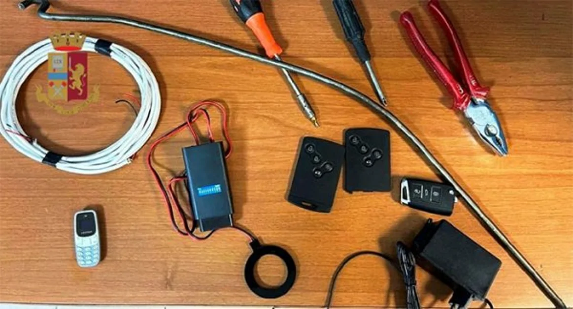 Napoli - Sventati dalla Polizia due furti di autoveicoli, restituiti ai proprietari