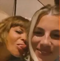 Emma Marrone: “Vi presento Alessandra Amoroso, una brutta persona…”. Guarda il video