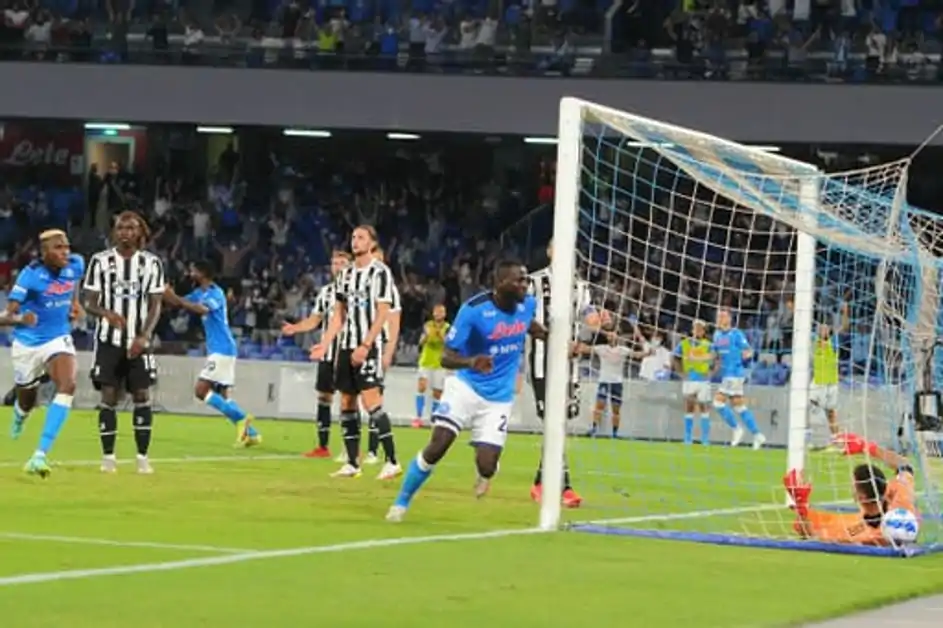 Il Napoli rimonta e vince con la Juve. I gol da tre errori difensivi