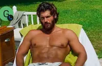 Can Yaman: sarà vittima di Enrico Papi per Scherzi a parte