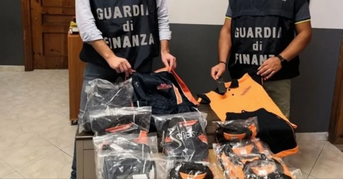 Scoperte due fabbriche del falso: sequestrati 6mila capi di abbigliamento
