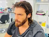 Can Yaman, il poliziotto Zelig,  e Francesca Chillemi, la giornalista Viola, in un'appassionata fiction