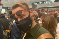 Love Is in the air: Kerem Bursin arriva in albergo. Una folla di fan lo acclama