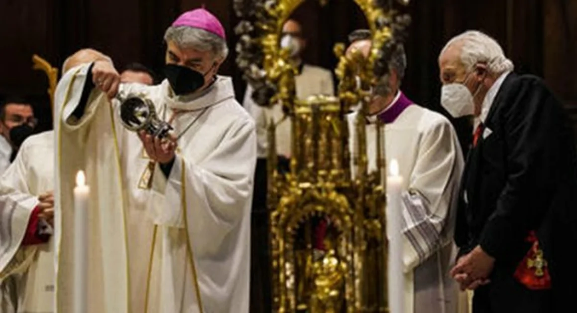 Napoli - Alle ore 10 in Duomo si è ripetuto il miracolo di San Gennaro