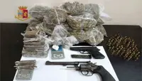 Napoli - Sorpreso con armi e droga in casa, arrestato 51enne