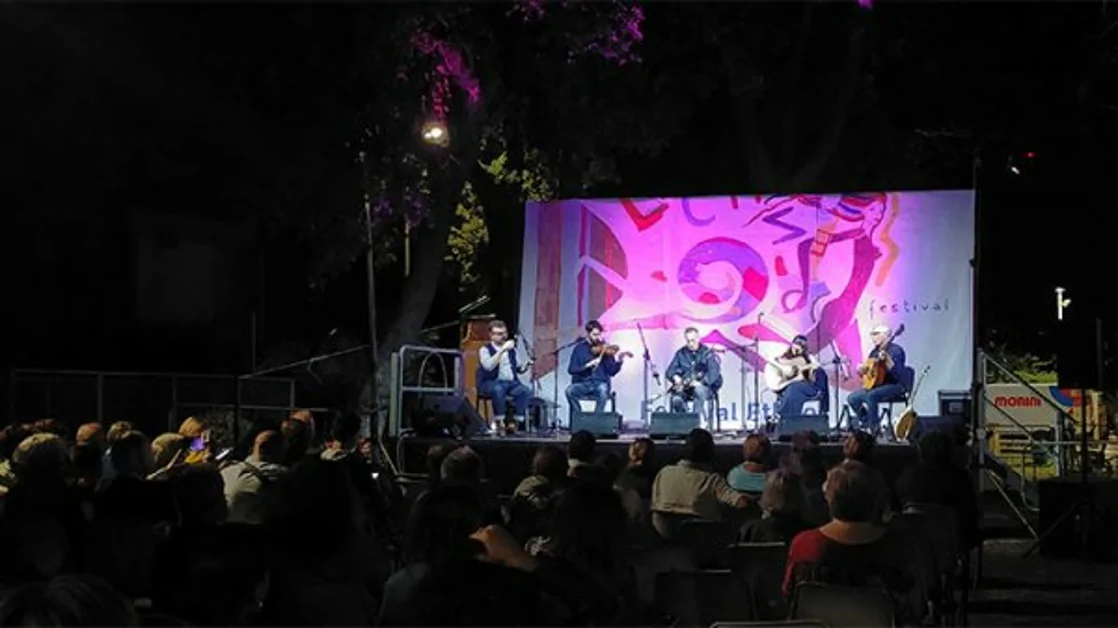 Torre Annunziata – Le atmosfere Irish dei “Birkin Tree” incantano Villa Parnaso 