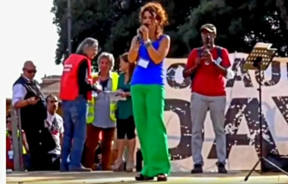 Vicequestore sul palco a Roma a favore dei "no green pass"