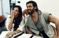 Can Yaman e Francesca Chillemi: accolti dalle fan insieme. Il video