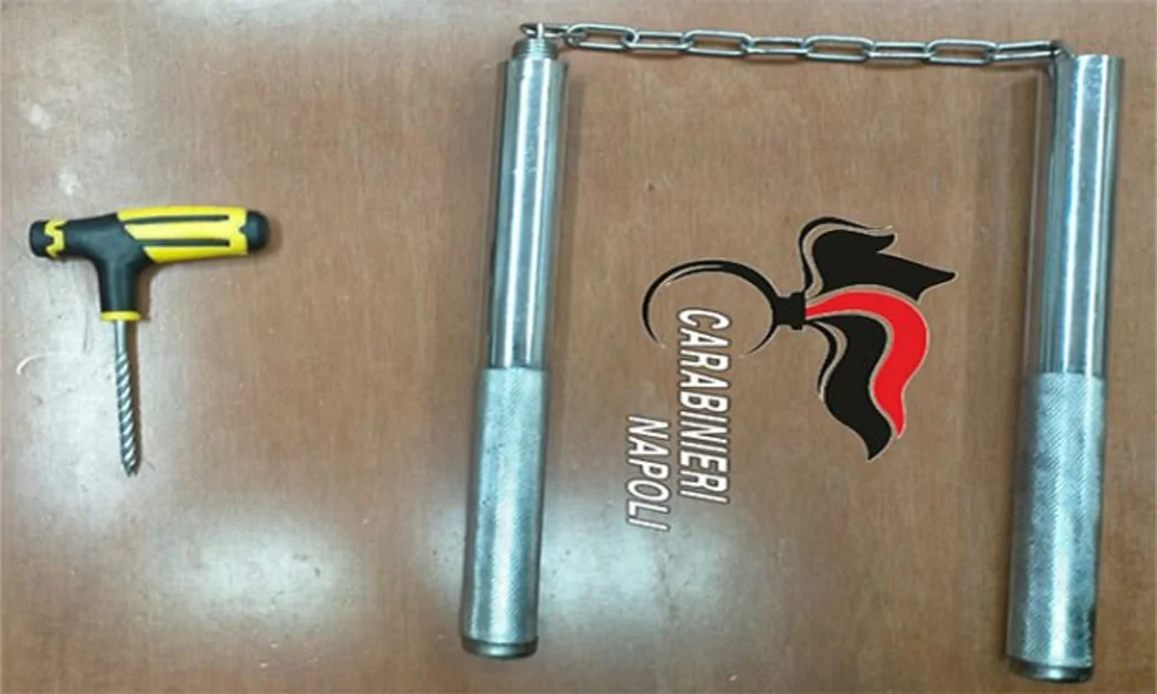 San Sebastiano al Vesuvio - Nascondevano nella sella dello scooter un’arma da ninja: denunciati due minorenni