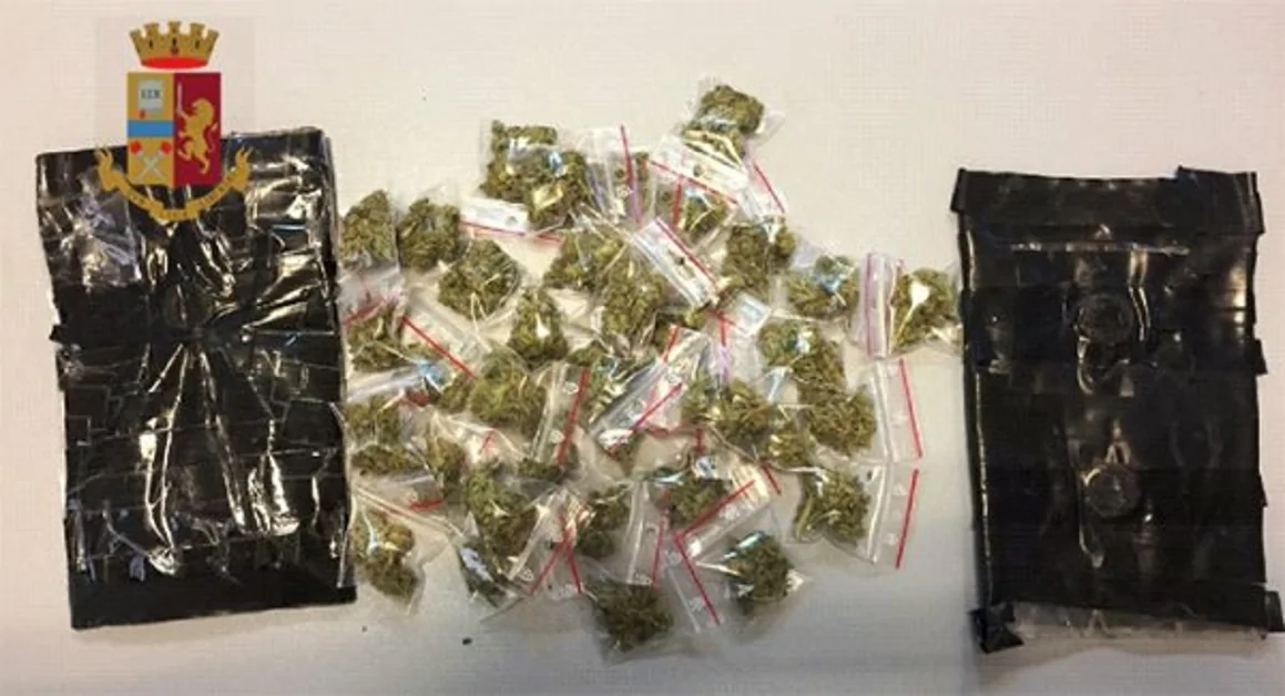 Napoli - Nasconde 30 bustine di marijuana in auto, denunciata 64enne napoletana