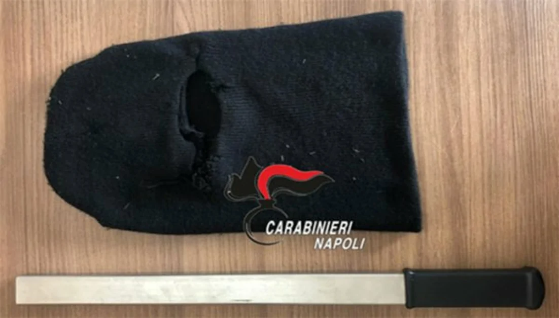 Assaltano un supermercato nel Napoletano, fermati due minorenni di 15 e 16 anni