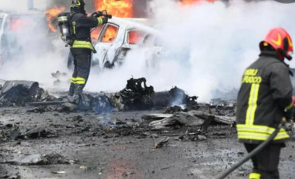 Piccolo aereo si schianta nel Milanese contro una palazzina: morte le 8 persone a bordo