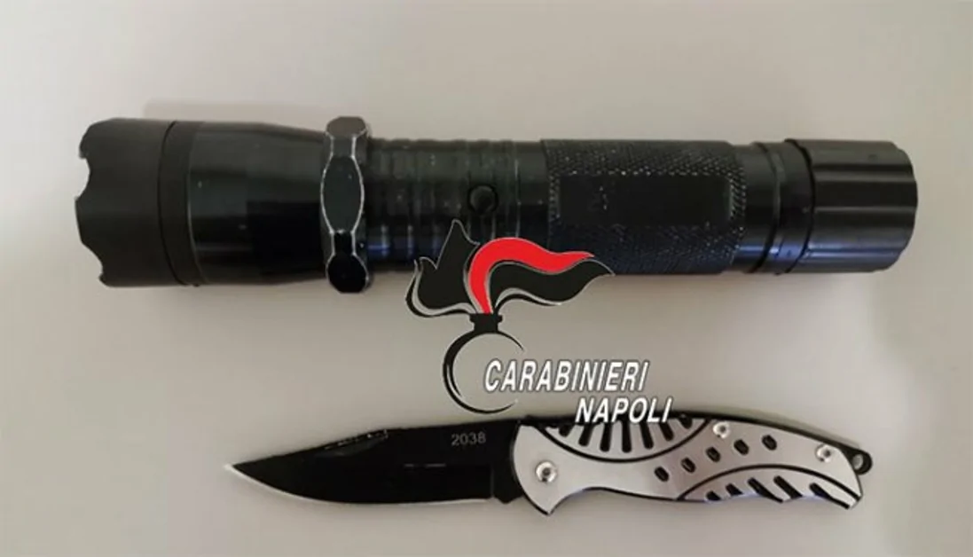 Minorenne va a scuola armato di coltello e storditore elettrico: denunciato