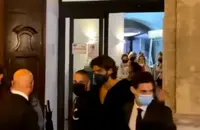 Can Yaman e Francesca Chillemi: presi d'assalto all'uscita dell'albergo. Il video