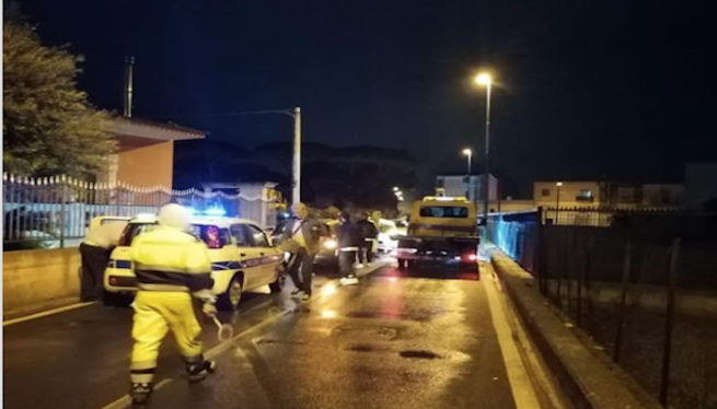 Santa Maria la Carità - Danni da maltempo: la strada sprofonda al passaggio di un’auto 