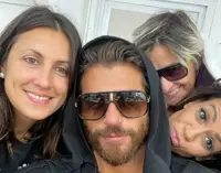 Can Yaman: beato tra le sue donne. “I miei angeli”. Ecco chi sono 