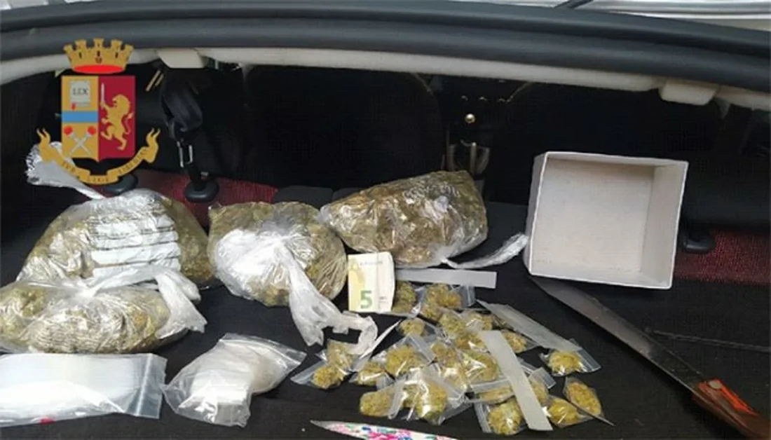 Napoli - Marijuana nascosta in un'intercapedine, arrestato spacciatore 49enne