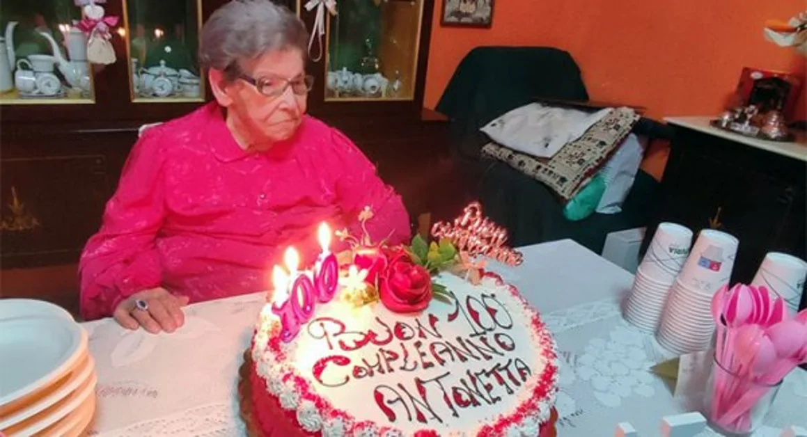 Torre Annunziata - La nonnina Antonetta Di Luca festeggia un secolo di vita