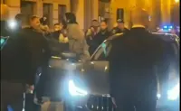 Fan scatenate, Can Yaman ritorna in albergo scortato dai carabinieri