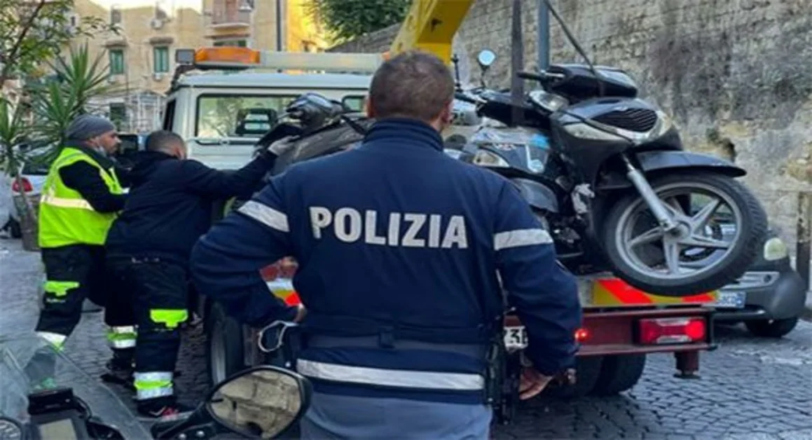 Napoli - Scooter e auto senza assicurazione: la Polizia Municipale sequestra 58 veicoli