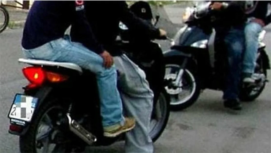 Napoli - In sella ad uno scooter rubato 15enne scappa alla vista della Polizia