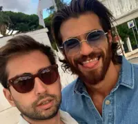 Can Yaman trova un amico sul set di Viola come il mare. Ecco chi è