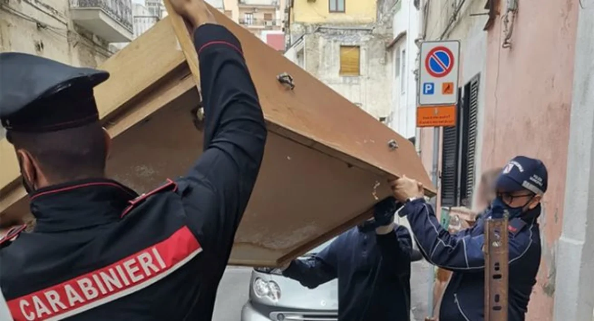 Torre Annunziata - Lotta all'abusivismo su suolo pubblico: rimossi fioriere e rifiuti speciali